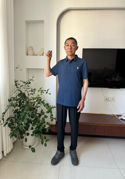 中老年男士拍照怎么摆姿势_中老年男士拍照姿势，显稳重气质