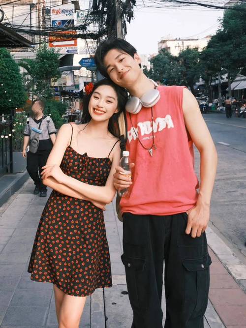 情侣拍照姿势推荐_眼神肢体传爱意，合影牵手定格美好