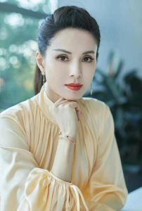 李若彤有六十岁了吗无美颜照片看看_李若彤60岁状态好，被误认40岁，健身饮食积极心态是关键