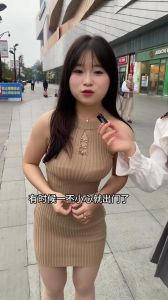 真空出门怎么拍照_朱珠深V针织裙引热议，穿衣自由VS传统审美