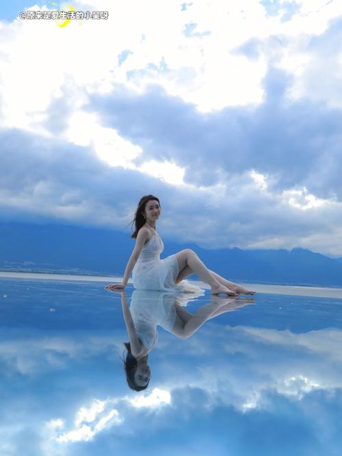 天空之镜拍照姿势_晴朗拍天空镜，长裙丝巾是标配