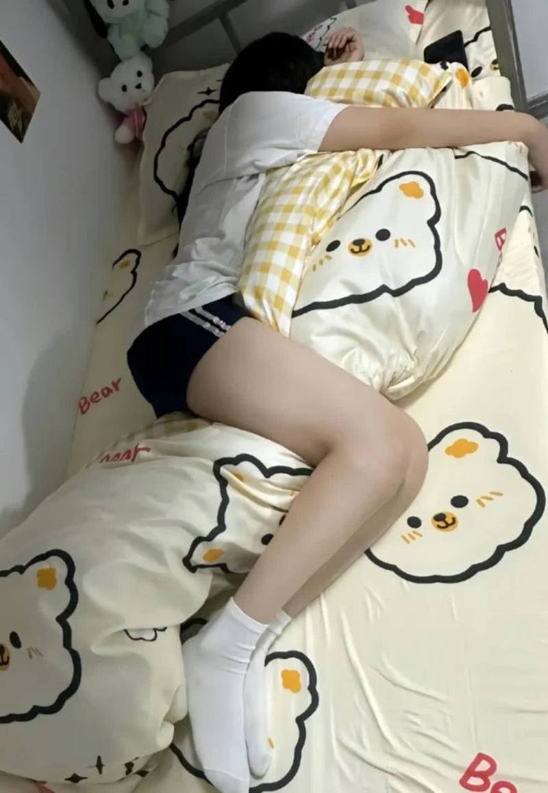 躺床上拍照怎么摆才好看_居家放松拍美照，温馨自然显生活