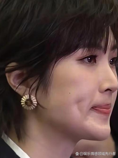 二十七岁女性无美颜照片_关晓彤素颜显老，压力大显岁月痕