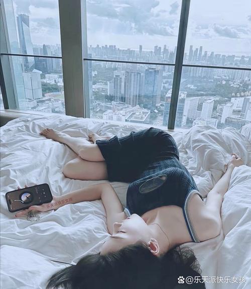 趴床上的拍照姿势_浅色睡衣配自然光，慵懒侧卧拍出卧室美照