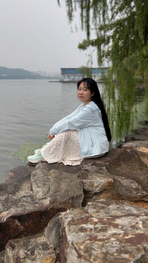 湖边拍照穿什么颜色的衣服好看_湖边拍照穿什么？选鹅黄浅粉或红橙，长裙阔腿亚麻衬衫，细节配自然元素