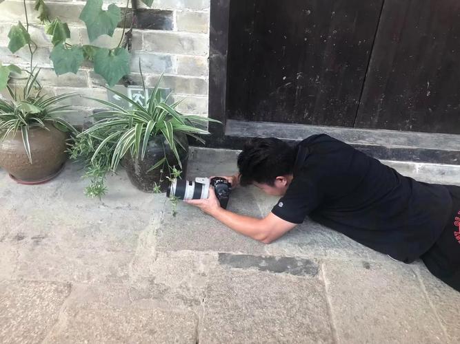 摄影师趴在地上拍照姿势_摄影师趴地拍，新视角出大片