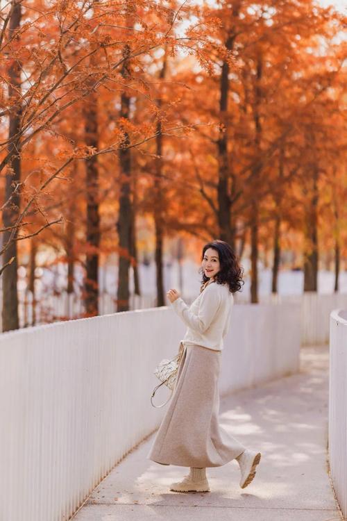 中年女人优雅自然的拍照姿势_拍照避阳光，找角度显气质