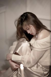 摄影作品室内人像_室内拍全身人像，道具光影显创意
