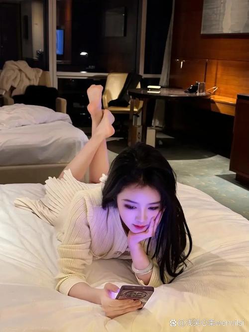 躺床上ok拍照姿势_光线姿态床上拍，放松慵懒很精致