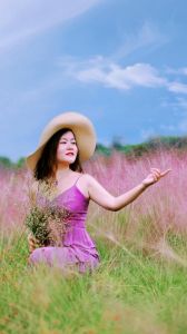 粉戴拍照搭什么衣服_拍照穿浅色衣，配粉黛更梦幻，日出日落光线好，三分法构图，气球乐器道具有趣