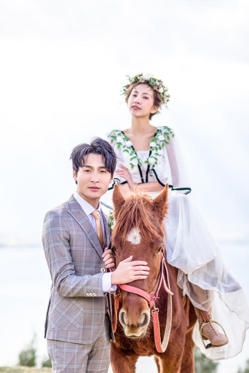 新娘骑在摄影师脖子上拍照_新娘骑摄影师脖子上拍婚纱照成新潮
