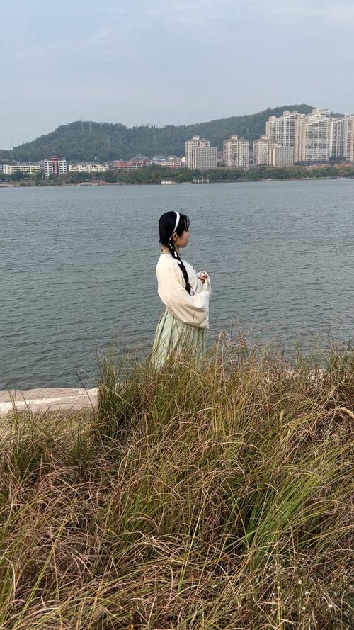 河边怎么拍照好看 姿势_湖边河边拍照姿势分享，轻松拍出好看照片