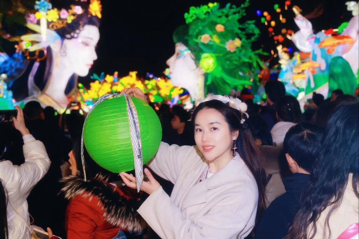 摄影灯会把人照黑吗_摄影灯伤皮肤？紫外线或致黑，注意防护！