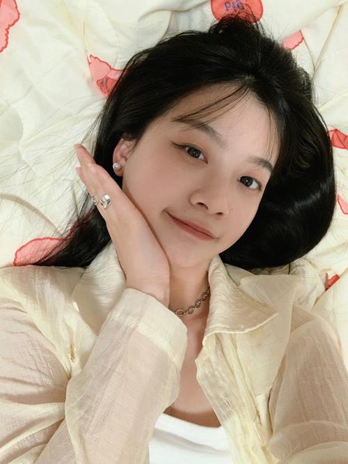 躺床上拍照怎么摆才好看_居家放松拍美照，温馨自然显生活