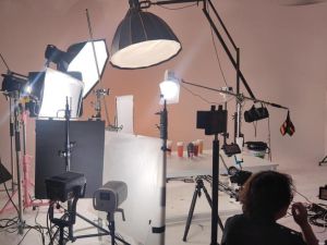 室内灯光下拍集体照用什么档拍照_标准变焦+三脚架，光圈f8防变形，提前站位喊一拍照