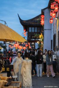 苏杭拍照穿什么风格衣服_杭州素雅穿搭，拍出高级感大片