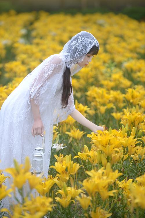 百合花拍照穿什么衣服好看呢_穿浅色衣配花显清新，深色衣配花显高级，拍照互动增趣味