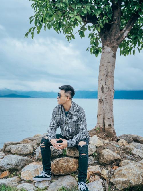 男生户外拍照姿势攻略：自然帅气，简单易学
