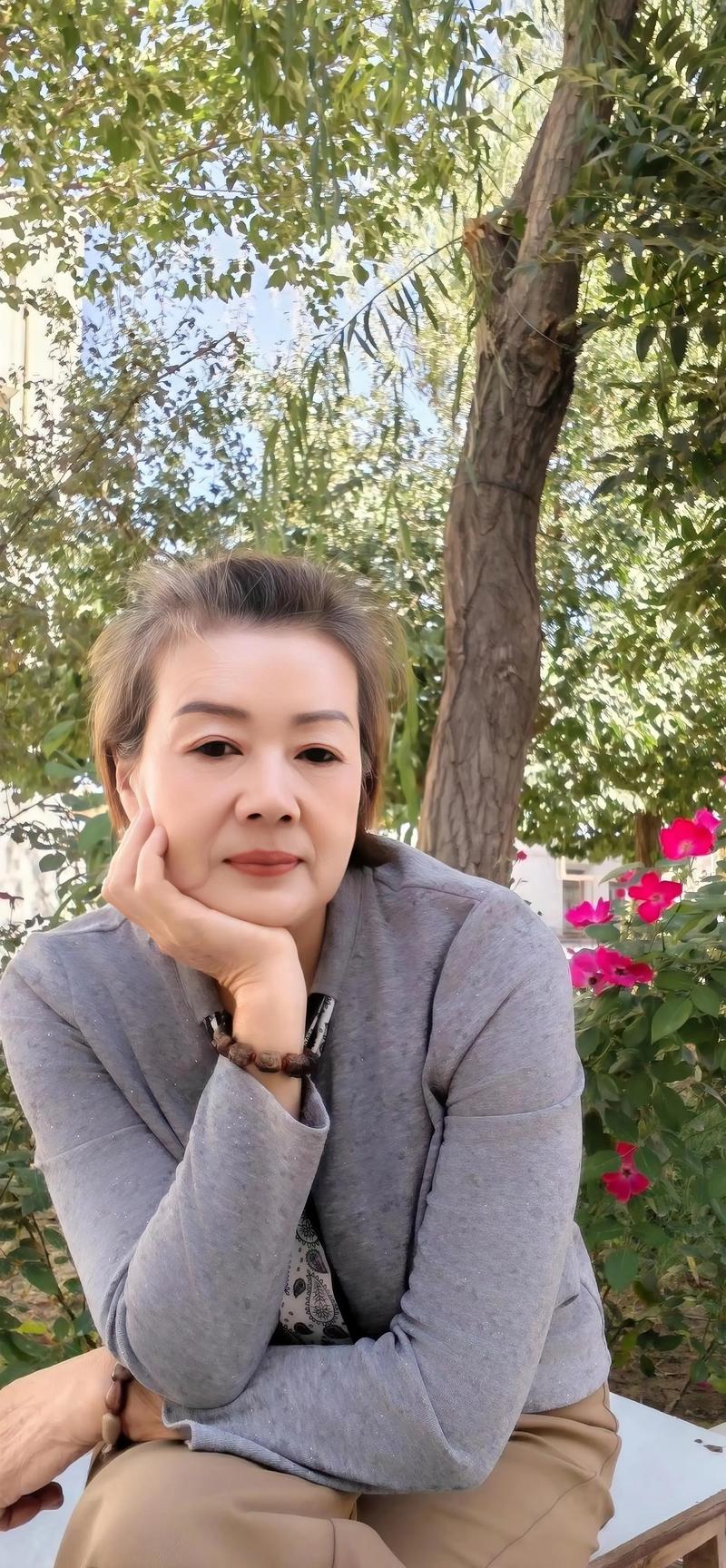 自拍照如何拍好看_自然姿势撩发回眸,捕捉放松美瞬间 自拍照如何拍好看_自然姿势撩发回眸,捕捉放松美瞬间