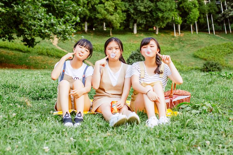 三人坐草坪的拍照姿势_清新上镜姿势与穿搭