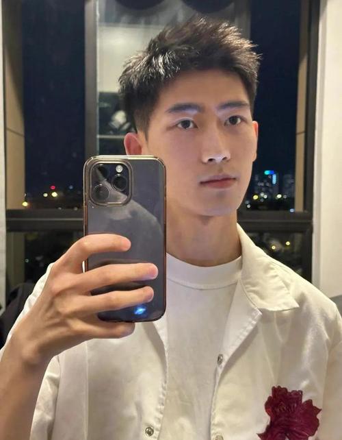 30男生照片真实100张_成熟稳重，内在品质闪耀