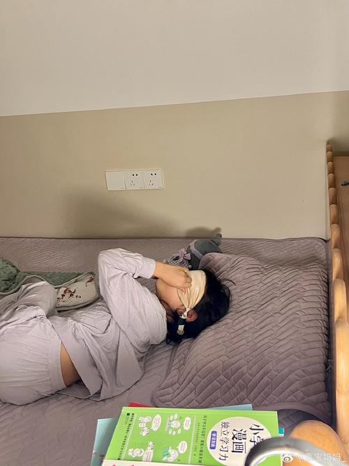 躺床上擦边拍照姿势不露脸睡觉_床照技巧分享