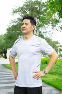 十种老男人拍照姿势_自然放松显魅力
