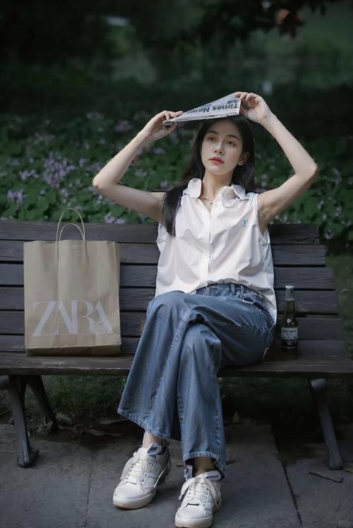 户外拍照动作图片_户外拍照不僵硬，坐姿微笑加手势！