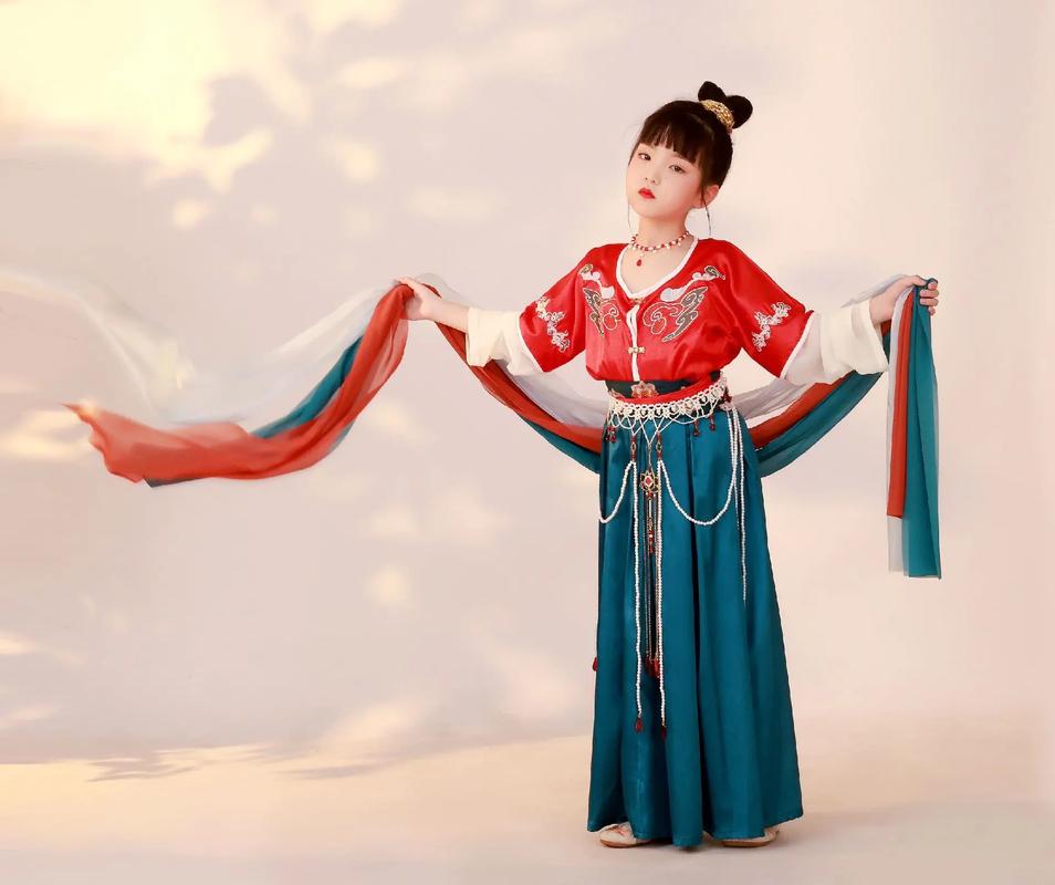 摄影影楼宝宝拍照造型_宝宝满月照裹紧有风险，安全姿势更放心