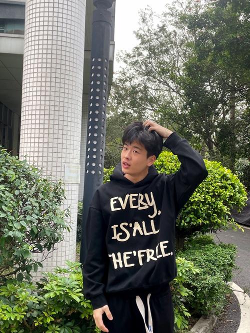 男生图片真人半身照无美颜_谢霆锋素颜生图引热议,46岁真实状态挑战精修美颜 男生图片真人半身照无美颜_谢霆锋素颜生图引热议,46岁真实状态挑战精修美颜