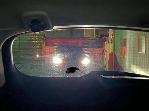 拍照时玻璃反光看不清怎么办_偏振镜去反光，需补光调角度
