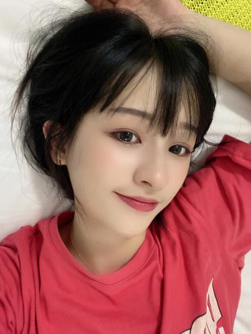 自拍照如何拍好看_自然姿势撩发回眸,捕捉放松美瞬间 自拍照如何拍好看_自然姿势撩发回眸,捕捉放松美瞬间