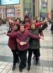 9个人老年人拍照姿势_落叶阳光下的人像摄影技巧