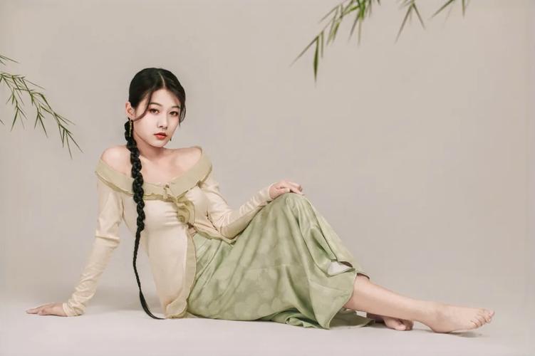 坐姿拍照姿势古风_优雅姿态与清冷眼神塑造古典美人