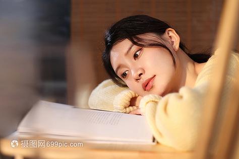 女朋友趴在桌子上怎么拍照_姿势光线，捕捉女友最美瞬间
