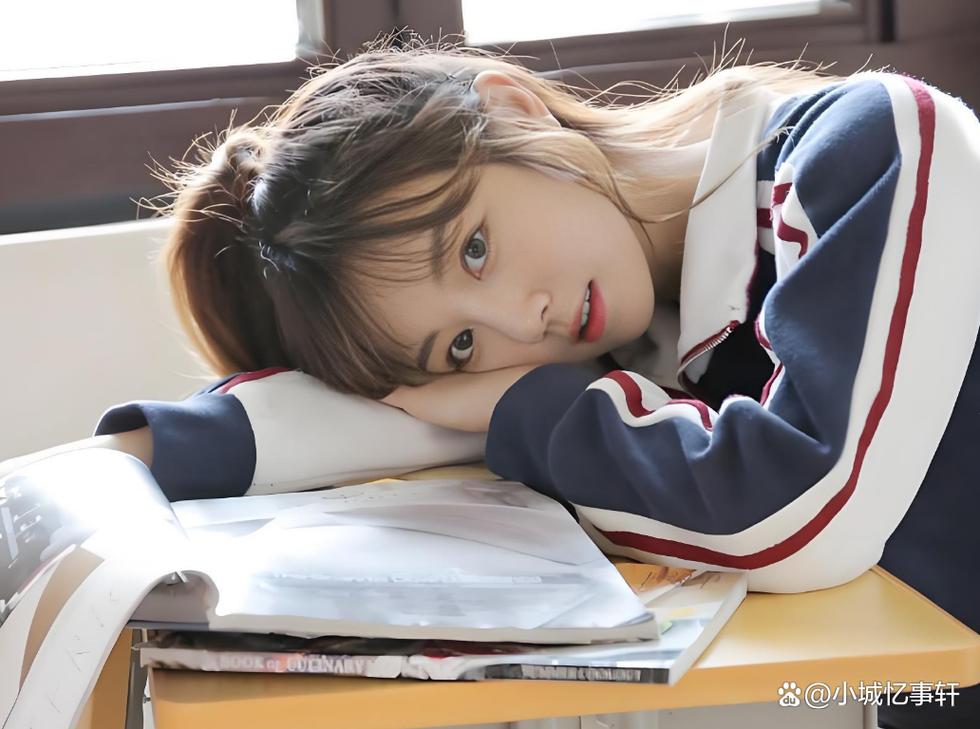 女朋友趴在桌子上怎么拍照_姿势光线，捕捉女友最美瞬间