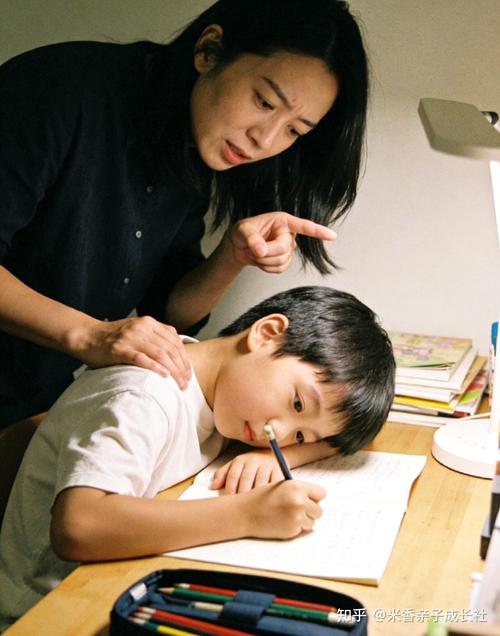 照片中头总是歪着_头歪照片怎么修？AI手动都能搞定！