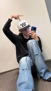 网红自拍照姿势男生_放松自信，微笑亲切，多人均衡显活力