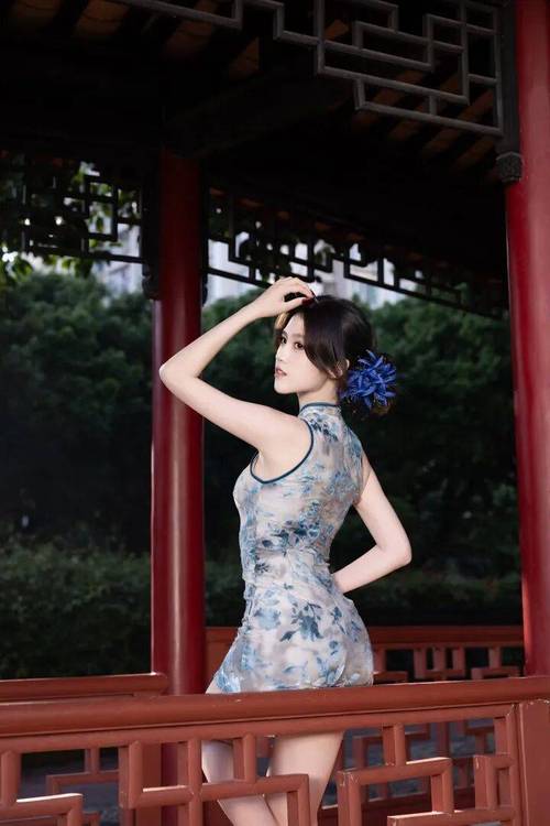大人的好看拍照姿势_眼神别处蹲姿逆光侧身手部互动前景遮挡大场景留白，人像大气上镜