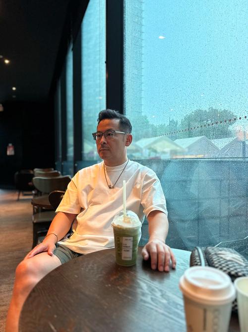 十种老男人拍照姿势_自然放松显魅力