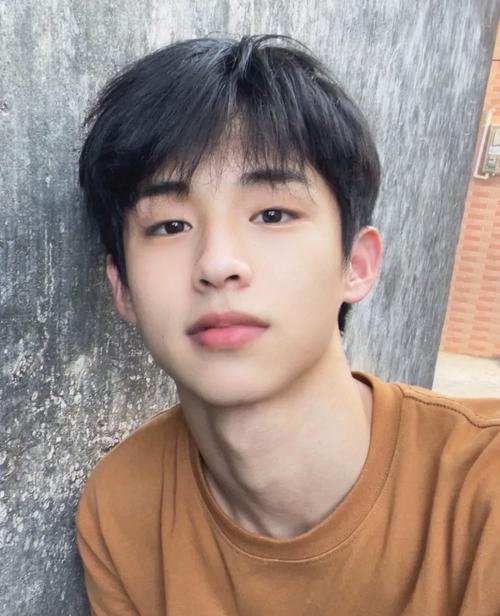 人脸照片男18岁_18岁颜值巅峰？自律自我才是青春密码！