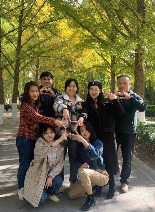 7人合影拍照姿势大全_年终合影新姿势，更有活力和温馨！