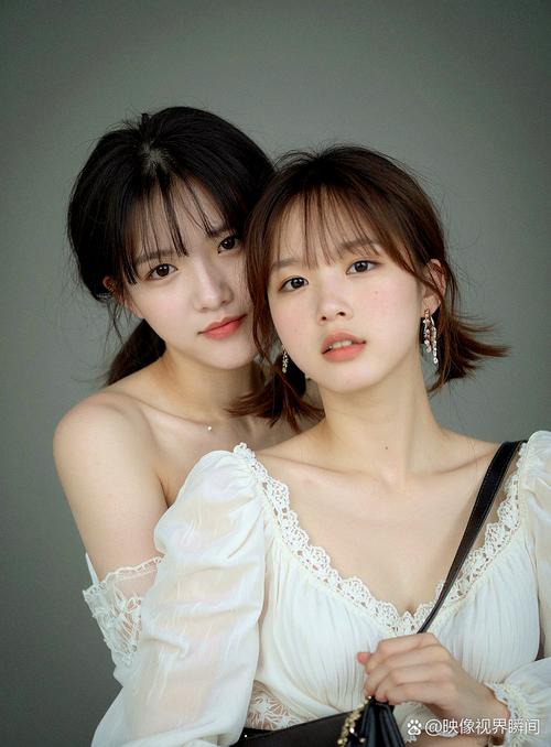 闺蜜2人拍照姿势室内_拉手搭肩加笑容，自然默契最动人