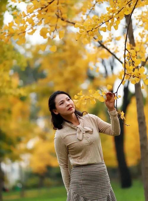 老年人拍照100种姿势_秋日公园拍照姿势，中老年女士自然美瞬间
