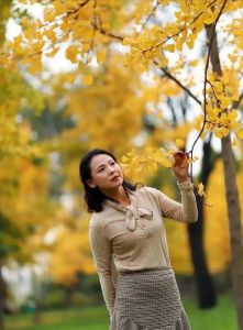老年人拍照100种姿势_秋日公园拍照姿势，中老年女士自然美瞬间