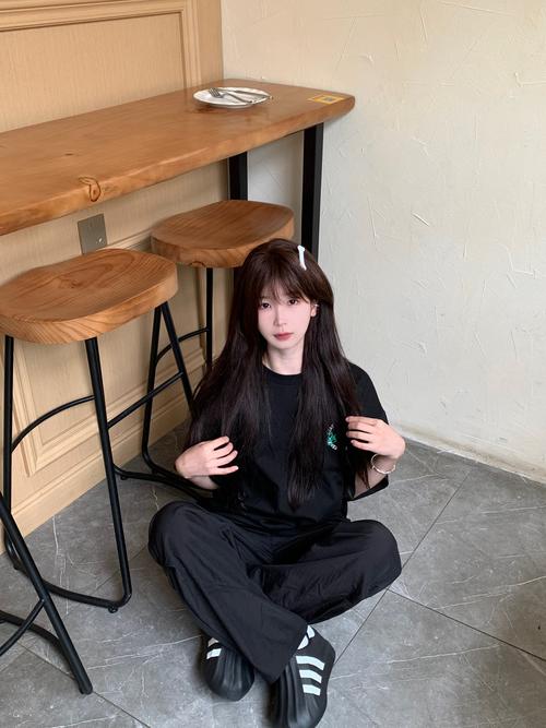 坐在桌子上的纯欲风拍照姿势_青春活力少女感，JK制服拍照技巧