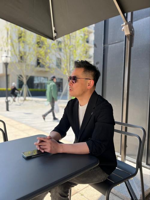 十种老男人拍照姿势_自然放松显魅力