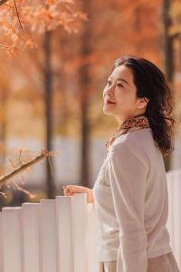 中年人拍照姿势大全_中年女士优雅拍照姿势，自信温柔显气质
