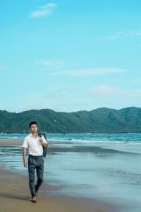 海边人像拍摄技巧_夏日海边拍照，穿浅色裙显身材，抓自然场景拍出好看照片