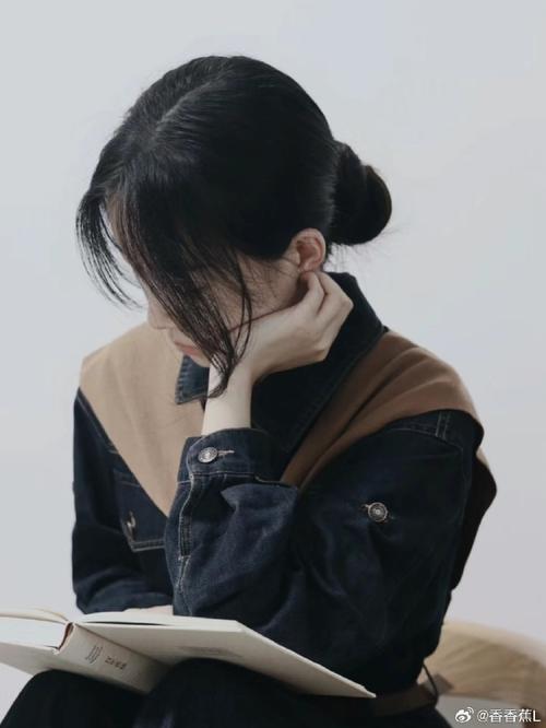 低头的那种拍照姿势叫啥_拍照低头显温柔，传递细腻情感
